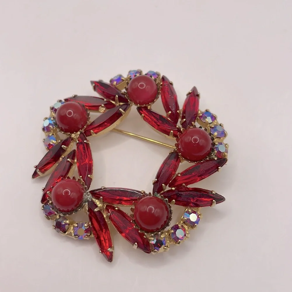 VINTAGE Red Crystal Wreath Brooch - Picture 4 of 6